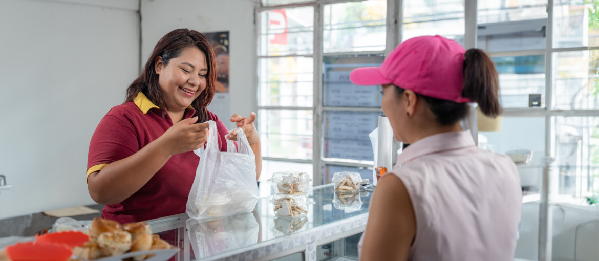 Angélica Sigüenza en su negocio exitoso, vendiendo panecillos.