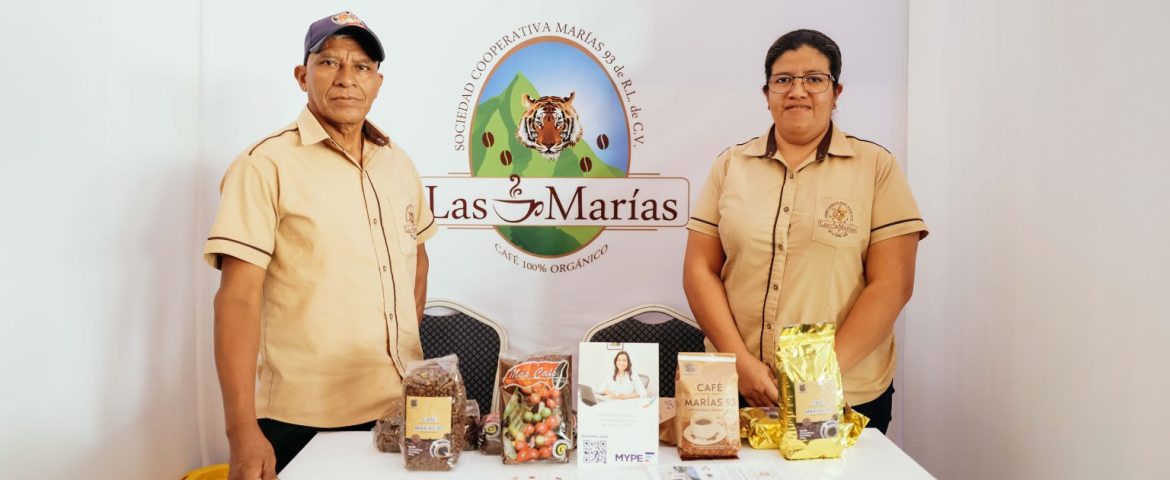 Veo que has subido una imagen que muestra a miembros de la Sociedad Cooperativa "Las Marías" con sus productos, posiblemente café orgánico, lo cual resalta la importancia de las microempresas en el desarrollo económico y social en El Salvador. Si necesitas ayuda para escribir un artículo o mejorar un texto sobre el rol de las cooperativas y las microempresas en la economía local, o para destacar la contribución de productos orgánicos al bienestar de las comunidades, estaré encantado de ayudarte a estructurar el contenido.