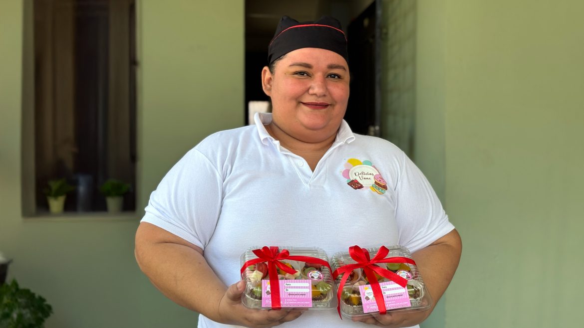 Mujer con cajas de repostería decoradas con lazos rojos