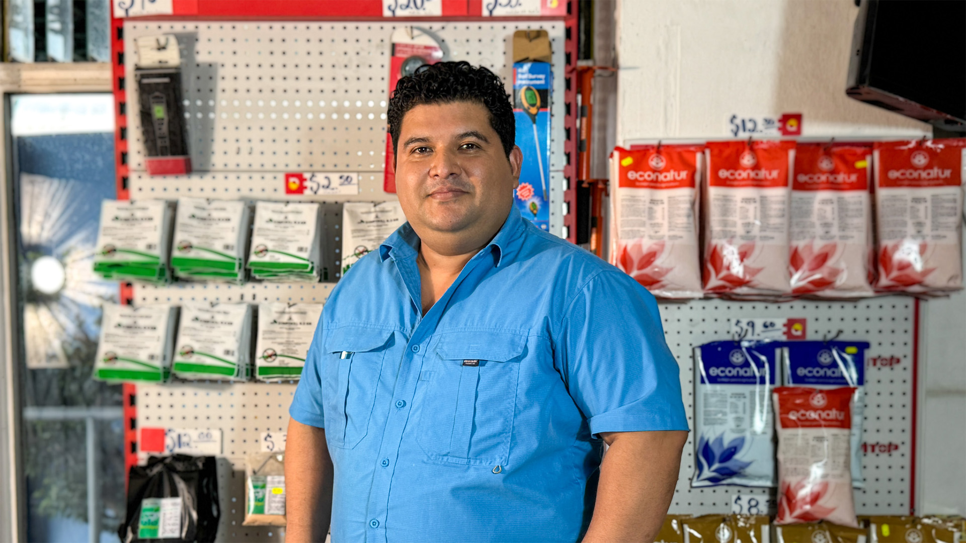 Emprendedor de una microempresa en su tienda de productos agrícolas, representando el esfuerzo de las MYPE y la importancia de la digitalización inteligente en los negocios locales