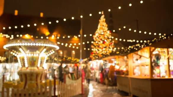 Luces y árbol navideño iluminan feria comercial nocturna, reflejando aumento de ventas y dinamismo económico en mipymes durante fiestas decembrinas