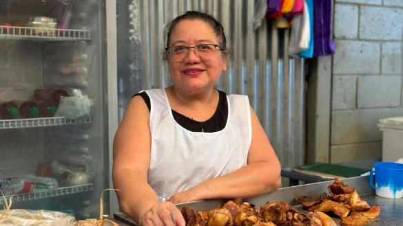 Microempresaria atiende negocio de comida tradicional, reflejando optimismo empresarial y crecimiento de mipymes gastronómicas en El Salvador