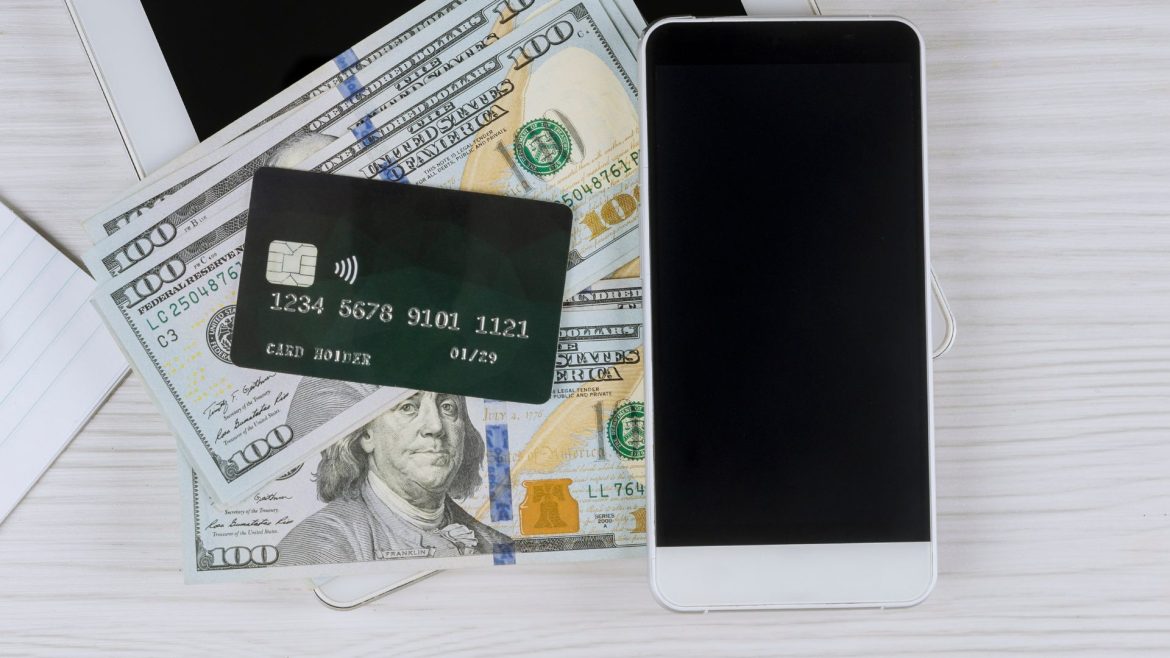 Dinero en efectivo, tarjeta bancaria y teléfono móvil, representación de pagos digitales y financiamiento para las MYPE.