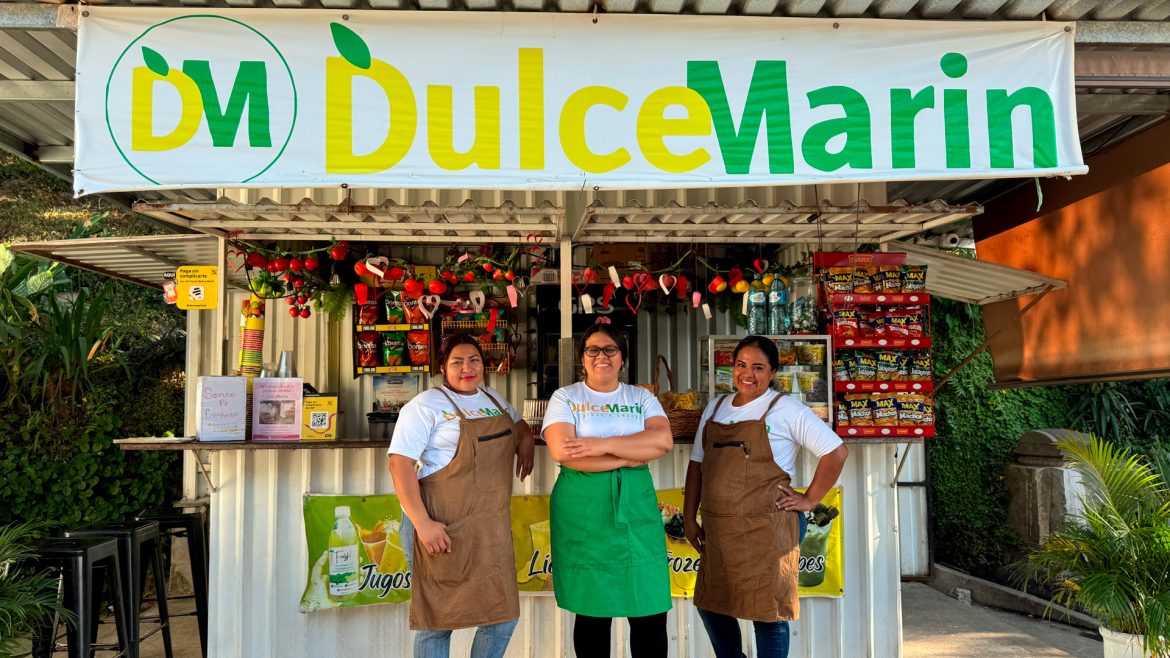 Equipo de emprendedoras frente a su negocio DulceMarín, ejemplo del crecimiento y proyección de las MYPE