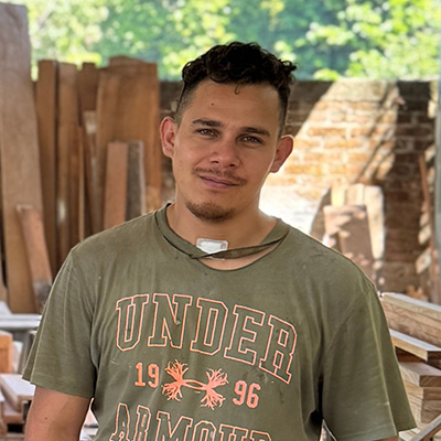 rabajador del sector MYPE en un taller de carpintería