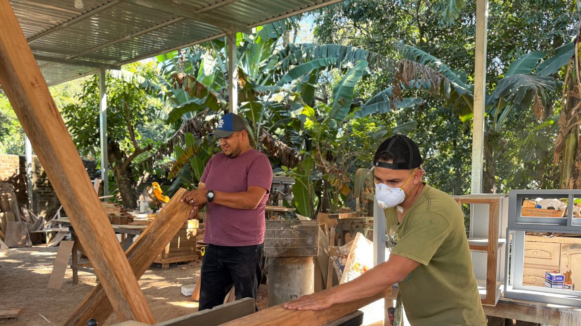 Trabajadores de una MYPE del sector carpintería elaborando muebles en su taller