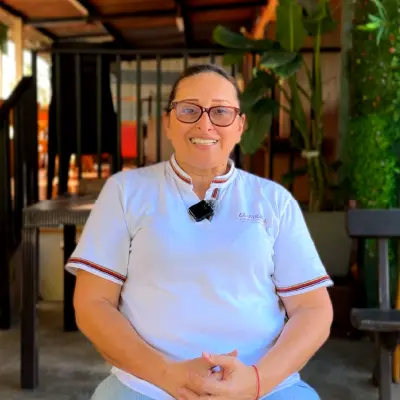 Retrato de Liliana Benítez, microempresaria, en su negocio; destaca emprendimiento femenino y gestión de mipymes en sector servicios