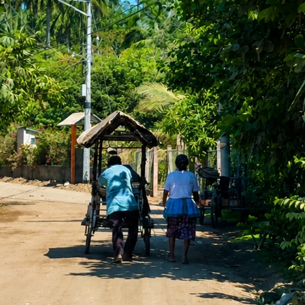 Dos personas mayores empujan carrito de ventas en calle rural de El Salvador, reflejando microemprendimiento y economía informal comunitaria